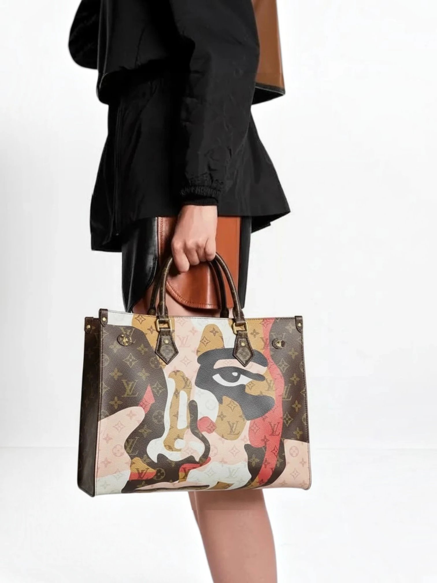 ⁦Louis Vuitton OnTheGo Face print  , size 34*27⁩ - الصورة ⁦4⁩
