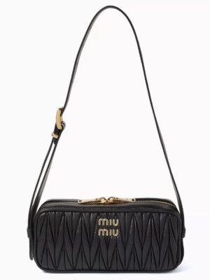 Miu Miu
Black Matelasse Camera Bag + Brand Box , size 24*13 .. ofr