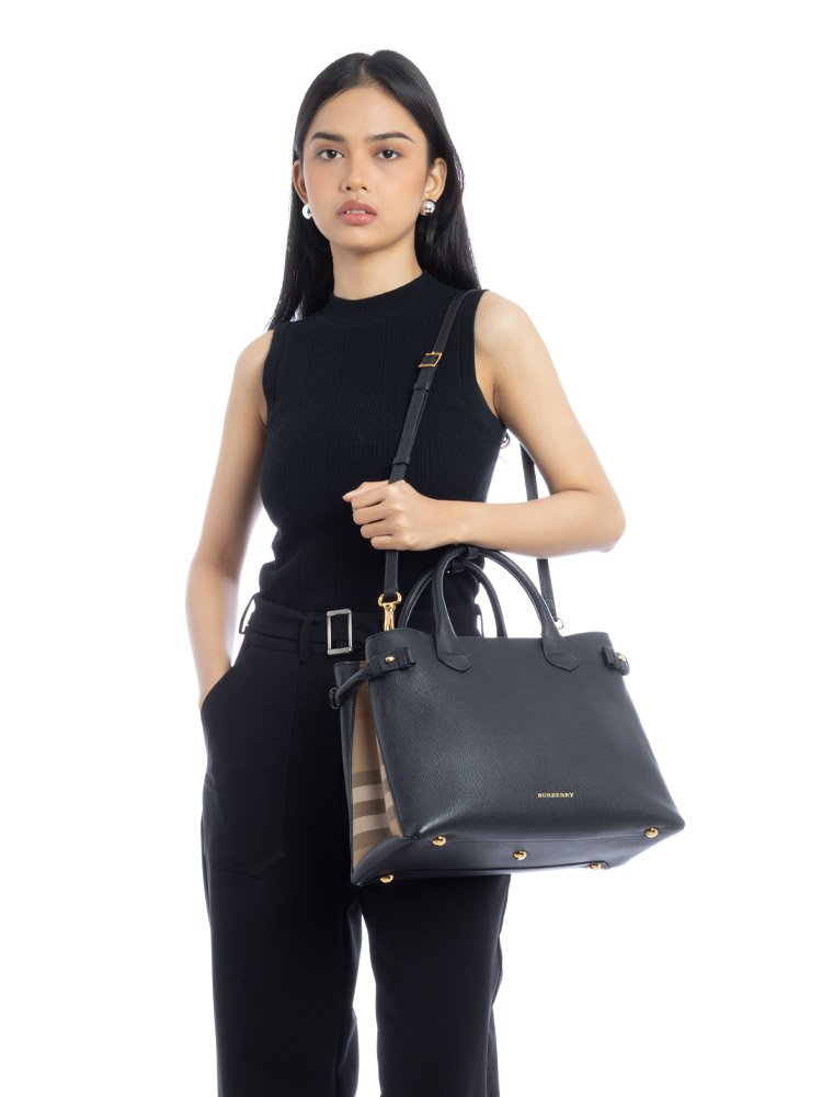 ⁦Burberry banner medium Bag , size 34*24⁩ - الصورة ⁦6⁩
