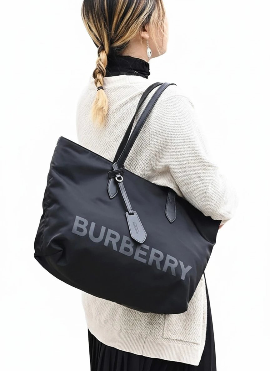 ⁦BURBERRY Nylon Logo Tote  + Dust cover , size 38*26⁩ - الصورة ⁦7⁩