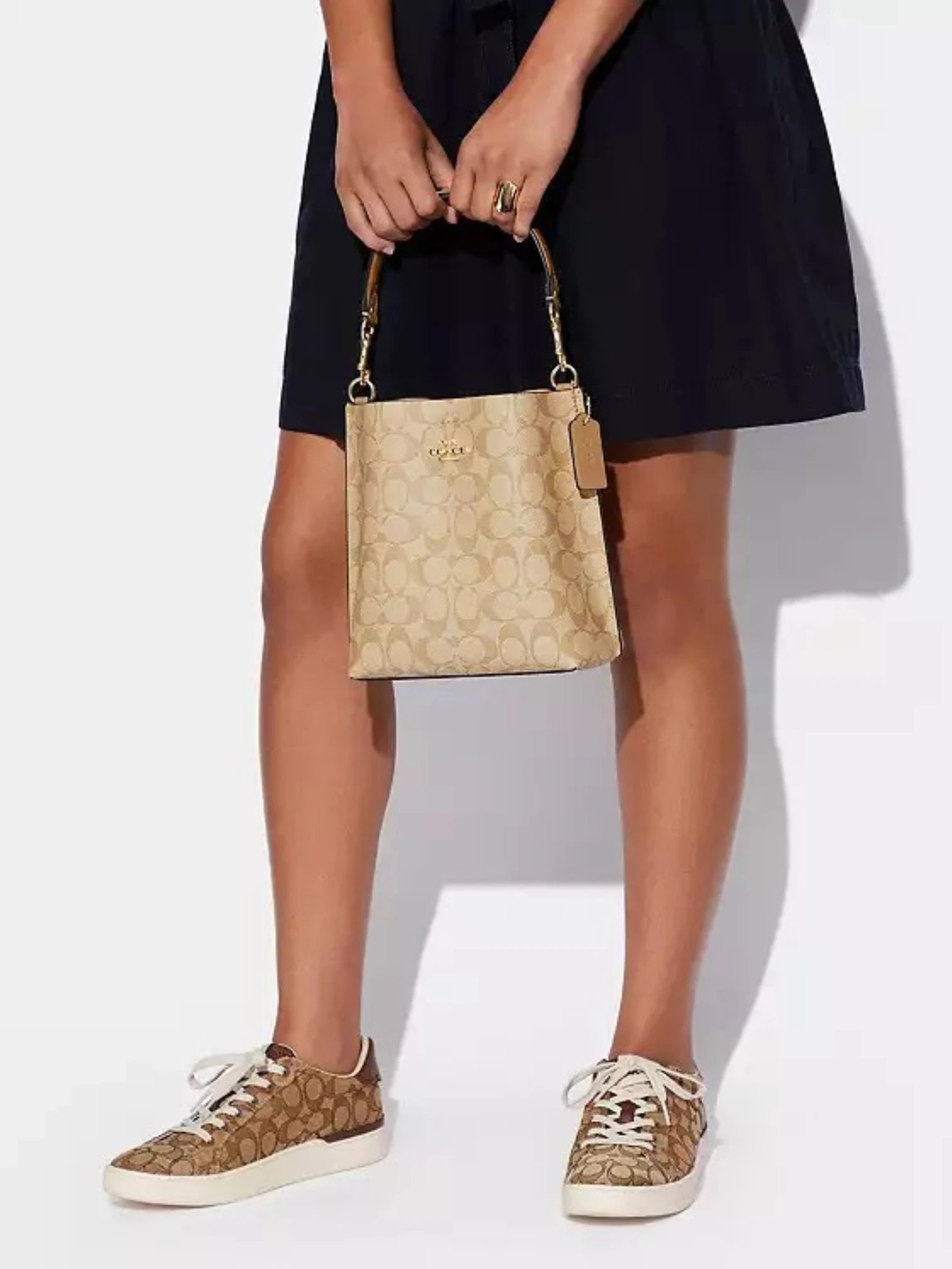 ⁦COACH Town Mollie Bucket Bag   , size  25*20⁩ - الصورة ⁦4⁩