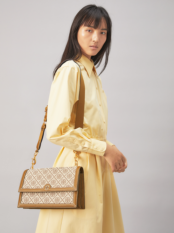 ⁦Tory Burch T Monogram Jacquard Shoulder Bag + Brand Box , size 26*16⁩ - الصورة ⁦5⁩